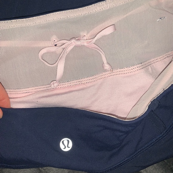 Relaxed fit Lululemon navy blue shorts, soft pink lining - Picture 5 of 8